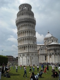 tourists-at-pisa-tower